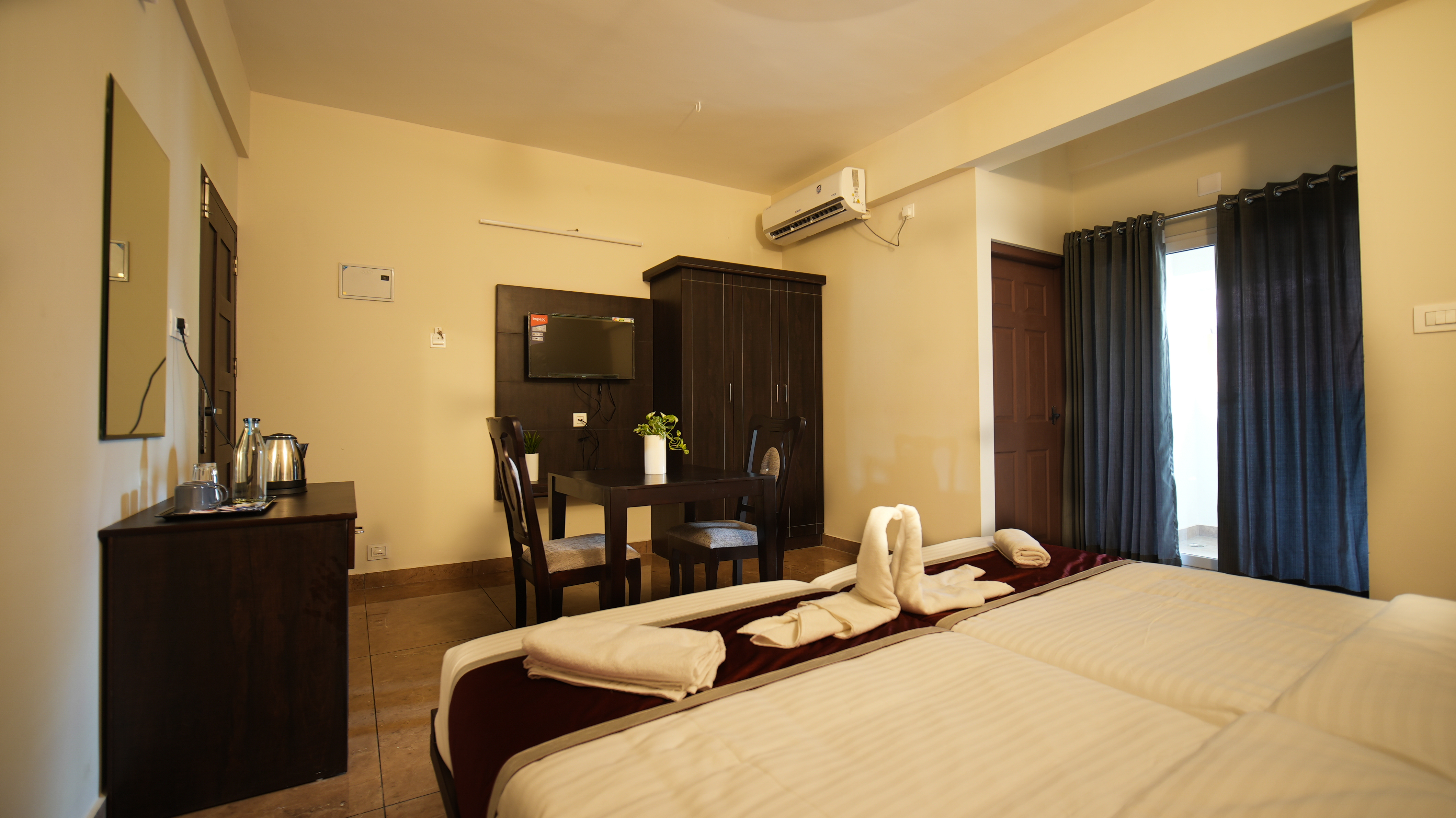 Long-term executive accommodation near CSEZ and Infopark